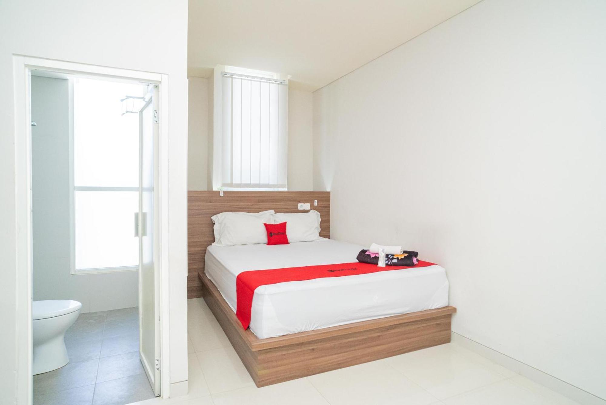 Reddoorz Plus @ Jalan Pemuda Timur Bojonegoro Exterior photo